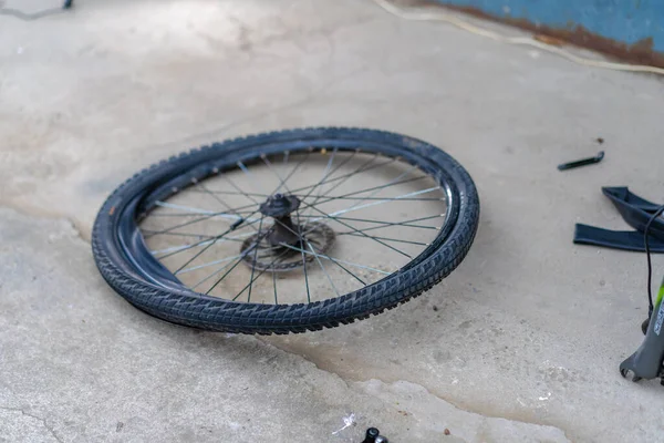 Прокол Велосипедної Камери Дорозі — стокове фото