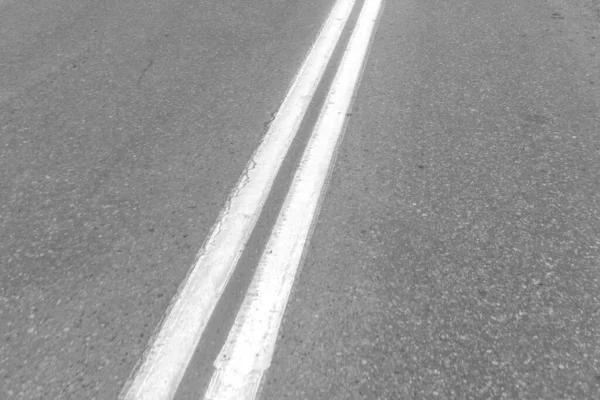 Yolda iki katı hat var.