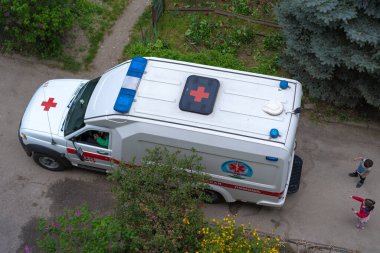 Çocuklar ambulansın yanında oynuyorlar.