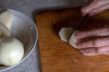 Patatesleri doğramak.