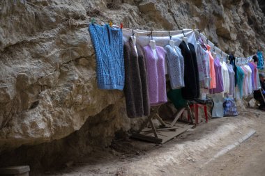 Dağlarda örgü şeyler satmak.