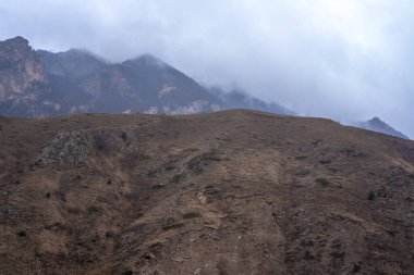 Dağlarda yoğun sis var.