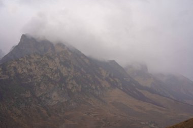 Dağlarda yoğun sis var.