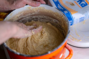 Turta yapmak için hamur yoğuruyorum.