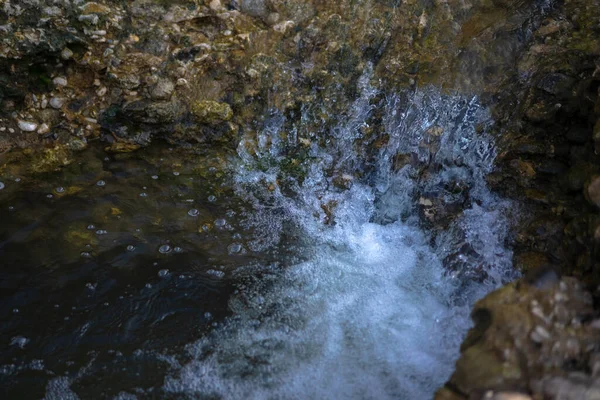 Riacho Sobre Pedras Rio Limpo Montanha — Fotografia de Stock