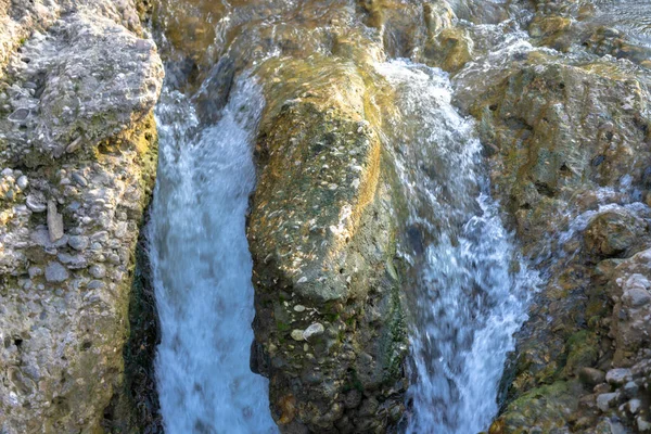 Riacho Sobre Pedras Rio Limpo Montanha — Fotografia de Stock