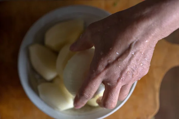 Rauwe Geschilde Aardappelen Gepelde Uien Een Bord — Stockfoto