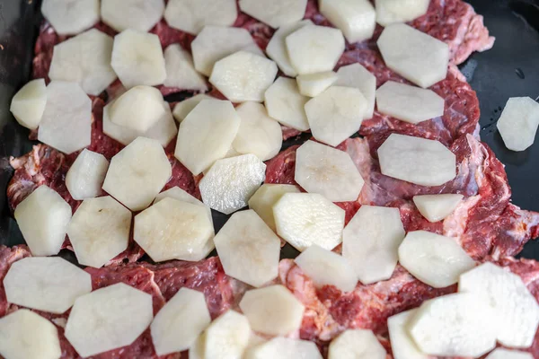 Нарезанное Мясо Нарезанный Картофель Лежат Хлебном Листе — стоковое фото