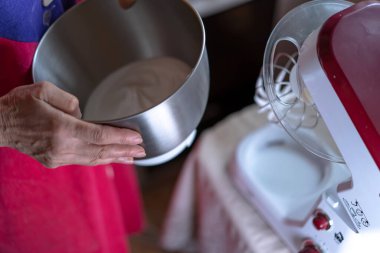 Karıştırıcıda kremayı çırp.