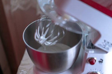 Karıştırıcıda kremayı çırp.