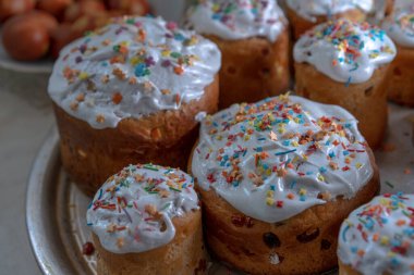 Paskalya için farklı boyutlarda paskalya pastaları.