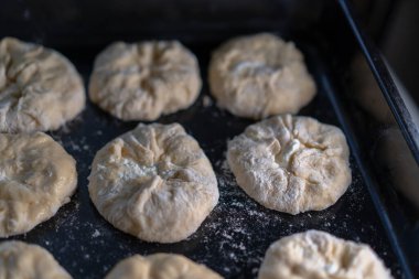 Pişirmek için süzme peynirli çöreklerin hazırlanması