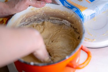 Turta yapmak için hamur yoğuruyorum.