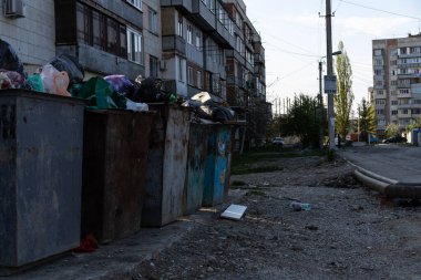 Çöp bidonlarına çöp atmak.