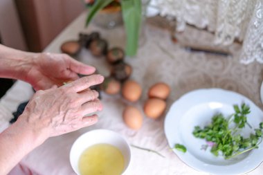 Yumurtalar Paskalya için boyama ve süsleme için hazırdır.
