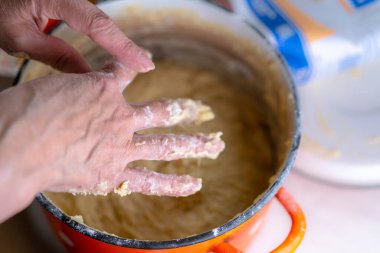 Turta yapmak için hamur yoğuruyorum.