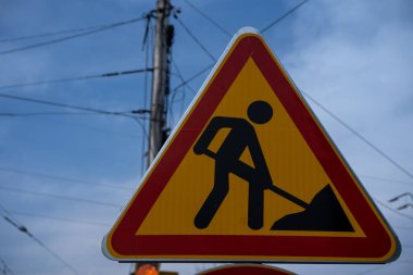 Yol tamiri için trafik uyarısı.