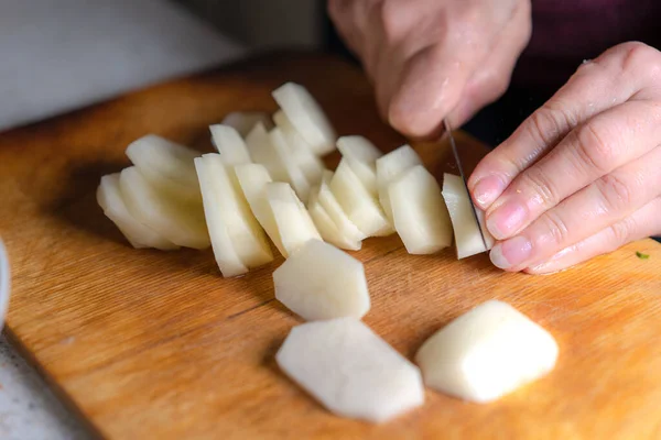 Aardappelen Snijden Een Snijplank — Stockfoto