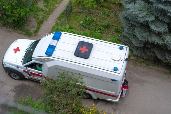 庭の女の子と救急車 — ストック写真
