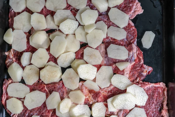 Мясо Картошкой Хлебопекарном Листе — стоковое фото