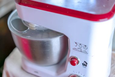 Karıştırıcı hamuru fırına hazırlamak için kamçılıyor..