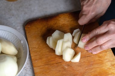 Patatesleri doğramak.