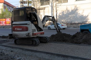 Kazıcı yolu yakınına gömdü.