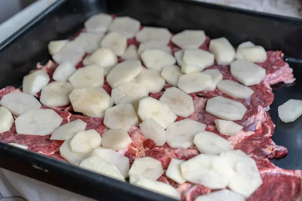 Готовить Мясо Французски Хлебопекарном Листе Лежит Взбитое Мясо Нарезанный Картофель — стоковое фото