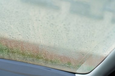 Araba camına yağmur damlaları yağar