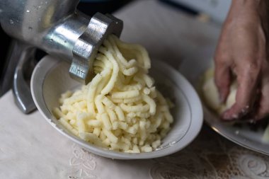 Elle kıyma makinesi, patates doğruyor.