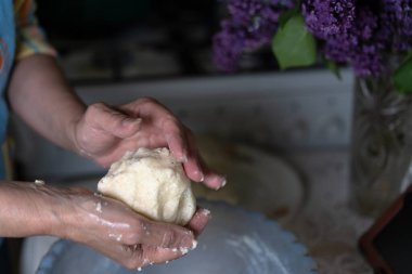 Patates ve peynirli turta pişiriyorum.