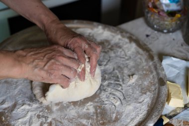 Peynir ve patates hamurundan turta yapmak