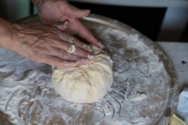 Peynir ve patates hamurundan turta yapmak