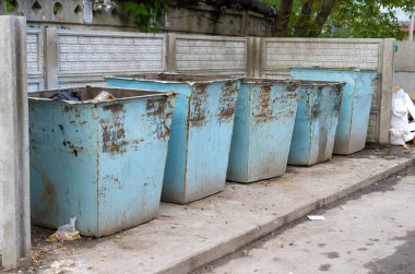 Bir satırda boş çöp kutuları ayarlandı