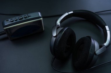 Siyah arka planda kulaklık takan bir kasetçalar.