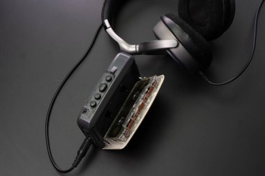 Siyah arkaplanda kaset çalar