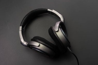 Kulaklıklar siyah arkaplanda.