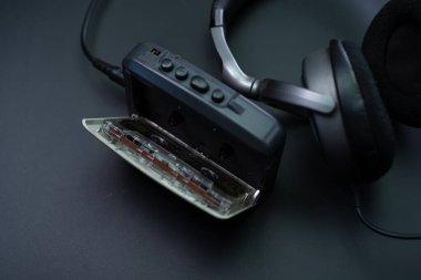 Siyah arkaplanda kaset çalar