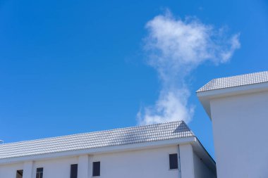 Fabrikadan beyaz duman çıkıyor.