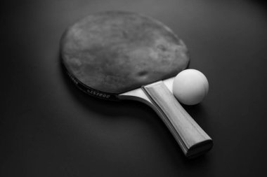 Siyah arka planda masa tenisi için tenis topu