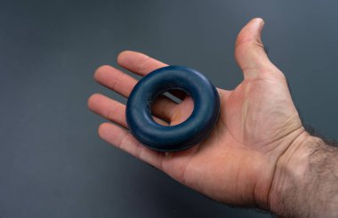 Genişletici elinde.