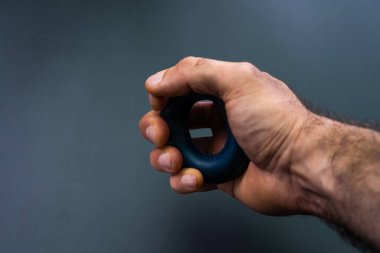 Siyah arkaplan üzerinde el egzersizi yapın