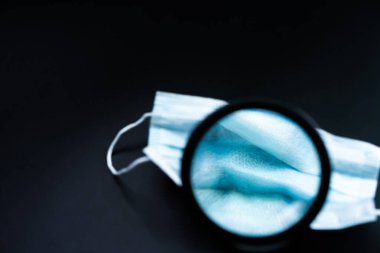 Siyah arkaplanda koruyucu maske