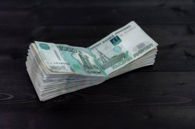 Tahta arka planda bir tomar para