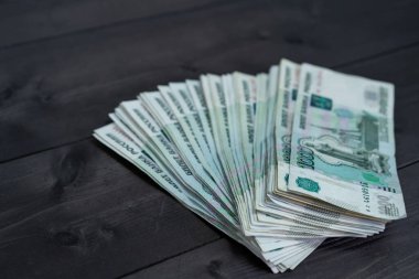 Tahta arka planda bir tomar para