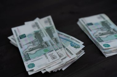 Tahta arka planda bir tomar para