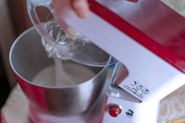 Karıştırıcı hamuru fırına hazırlamak için kamçılıyor..