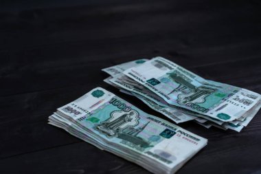 Tahta arka planda bir tomar para