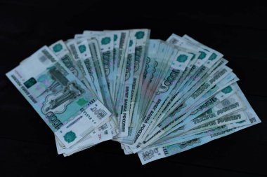 Tahta arka planda bir tomar para