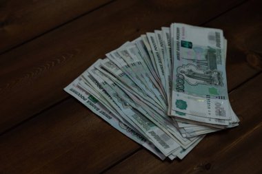 Tahta arka planda bir tomar para